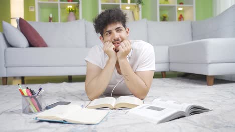joven soñando con sueños y metas.