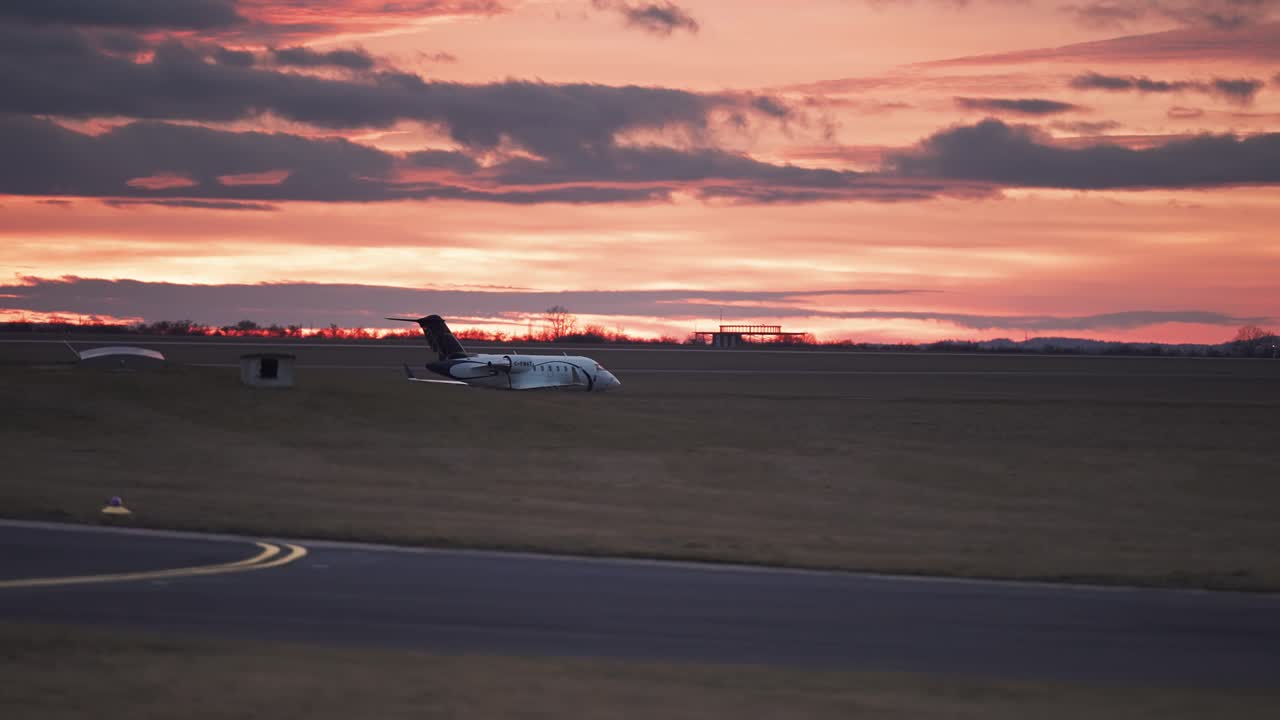 Un aereo passeggeri parcheggiato sul campo d'aviazione erboso all'aeroporto Vaclav Havel di Praga