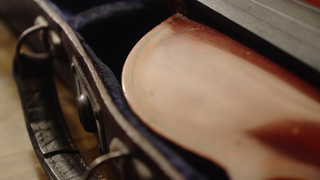 Antique Leather violin protective case lid closing securely CLOSE-UP