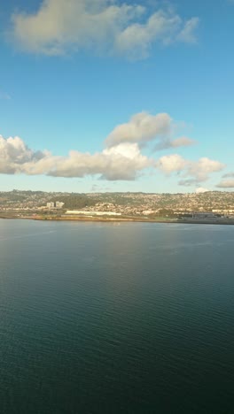 vista aérea del paisaje urbano costero con el puerto