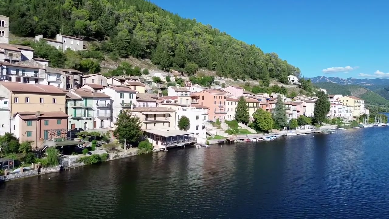 İtalya'nın merkezindeki Piediluco Gölü üzerinde, göl kenarındaki kasabayı, sakin mavi suları ve Umbria manzarasını çevreleyen dramatik yeşil dağları gözler önüne seren drone çekimi