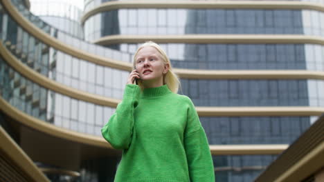 Albino-woman-walking-on-the-street