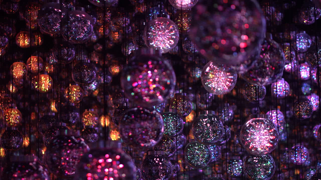 Valopallot värikkäillä LED-valoilla roikkuen katosta, fantasiamaailman kohtaus.