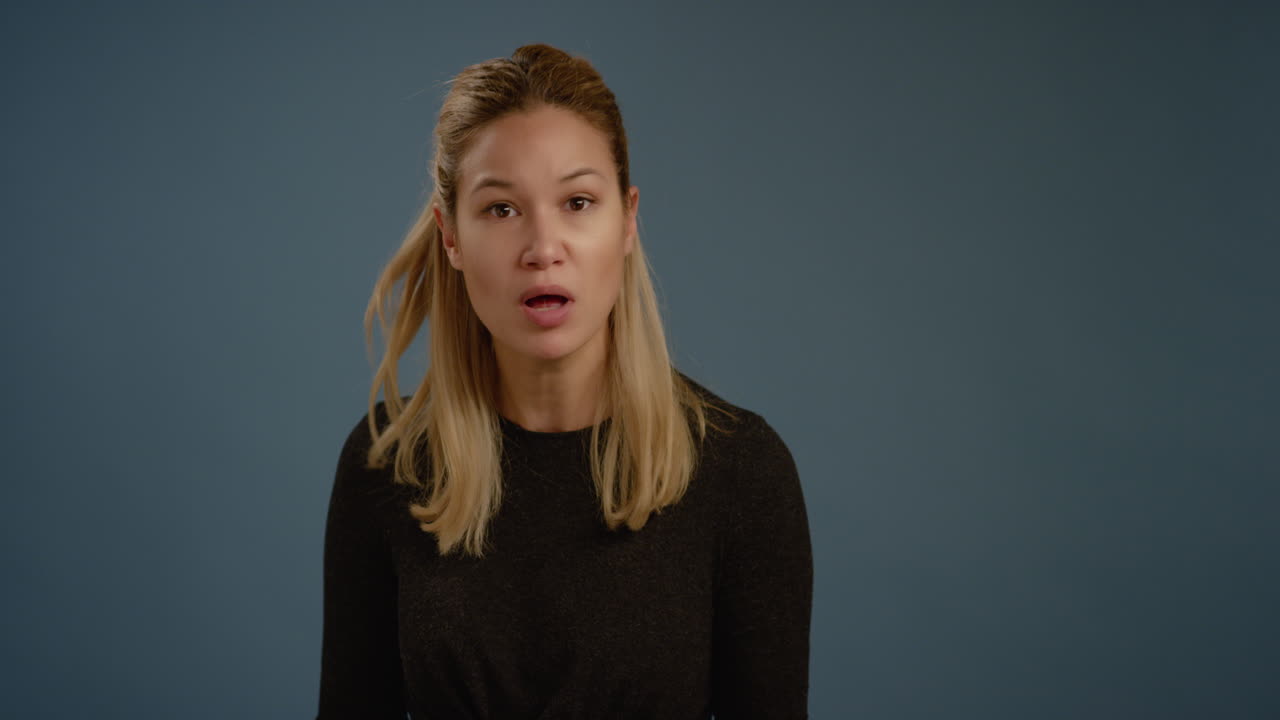 화가 난 여자가 카메라를 향해 소리친다