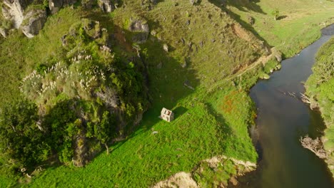 ruina de una casa en la orilla del río marokopa en nueva zelanda, aero