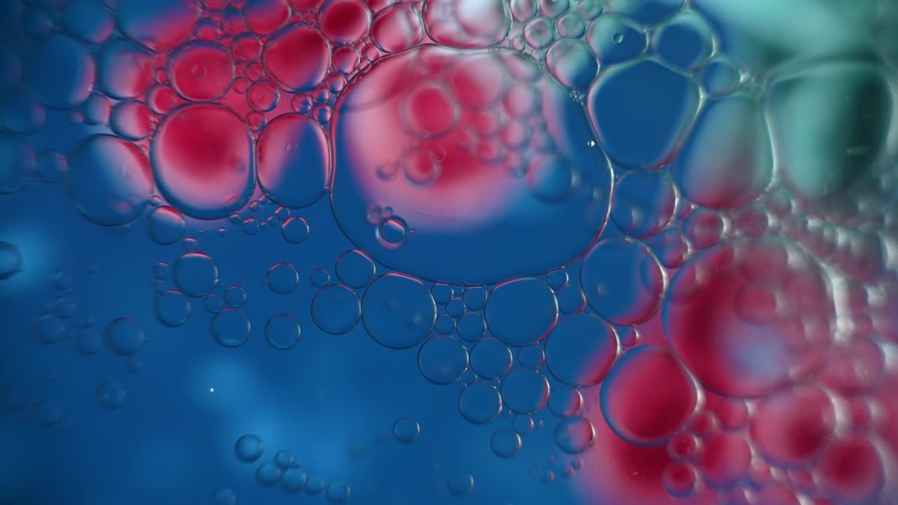 gotas de aceite flotando en el agua en un fondo borroso