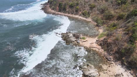 Drohne-Fliegt-An-Einem-Sonnigen-Tag-über-Eine-Felsige-Insel-Ixtapa-Im-Bundesstaat-Guerrero,-Mexiko