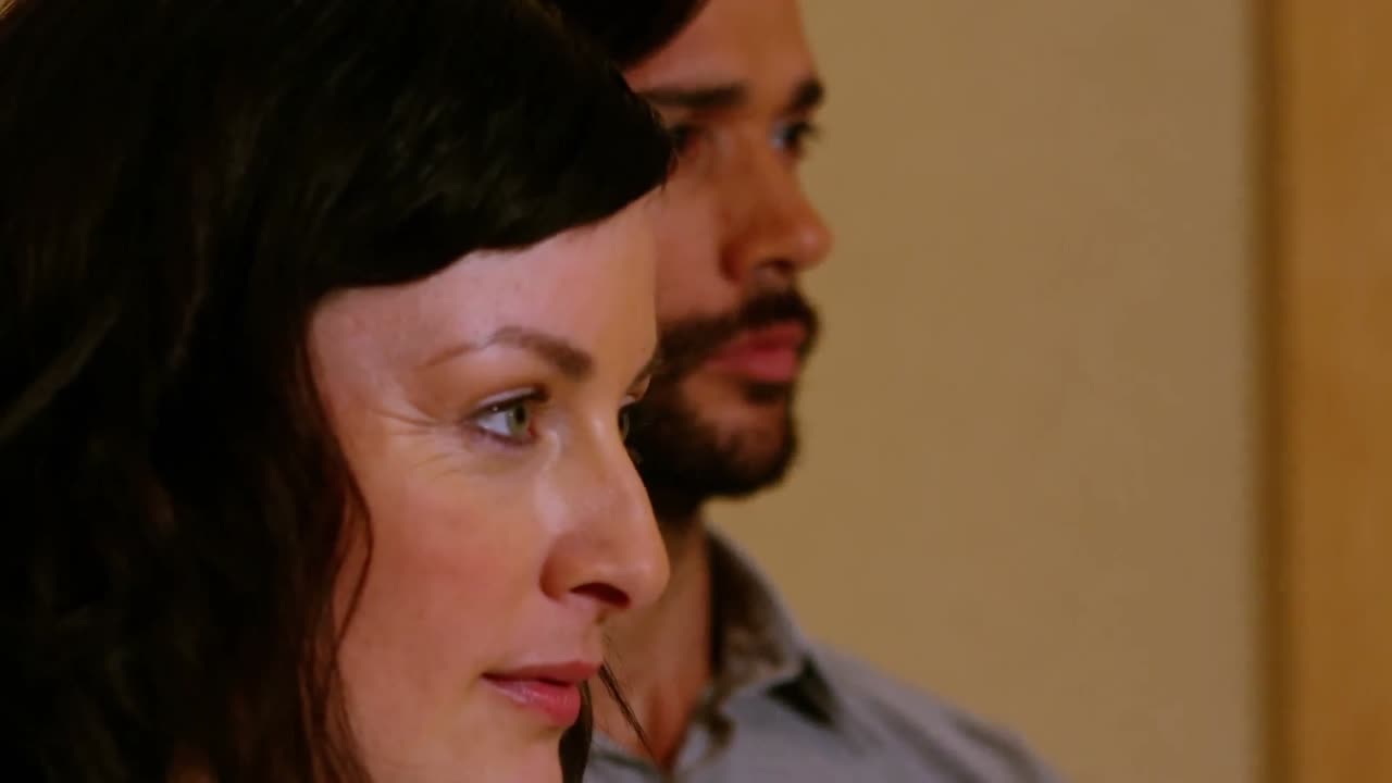 colegas concentrados en la oficina