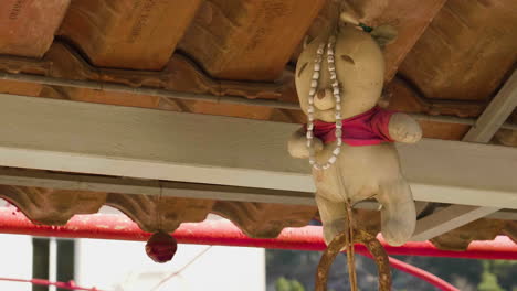 símbolos de buena suerte colgando fuera de la casa, dordolec, albania, alejándose