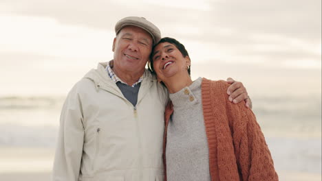 Pareja-De-Ancianos,-Abrazarse-Y-Hablar-Mientras-Están-En-La-Playa