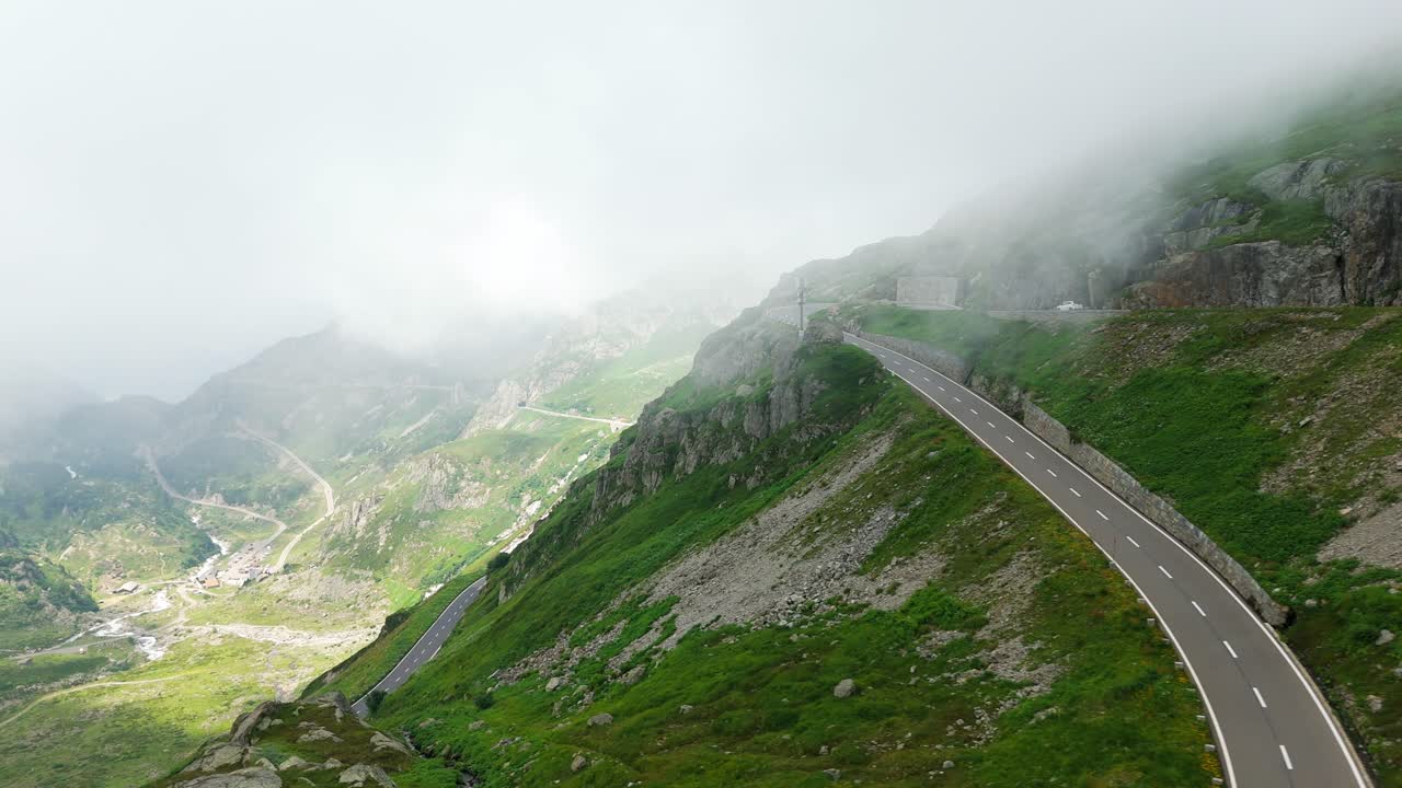 스위스 알프스 산맥의 안개 구름과 함께 수르센 패스에서 경치 좋은 드라이브
