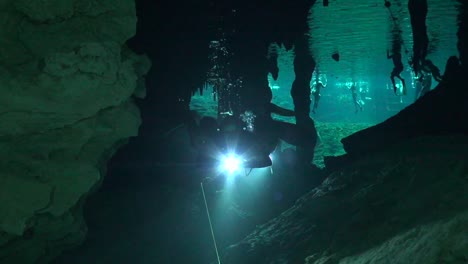 los buzos de cuevas se acercan desde el cenote.