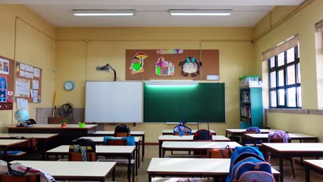 interior de aula vacía con mesas y sillas