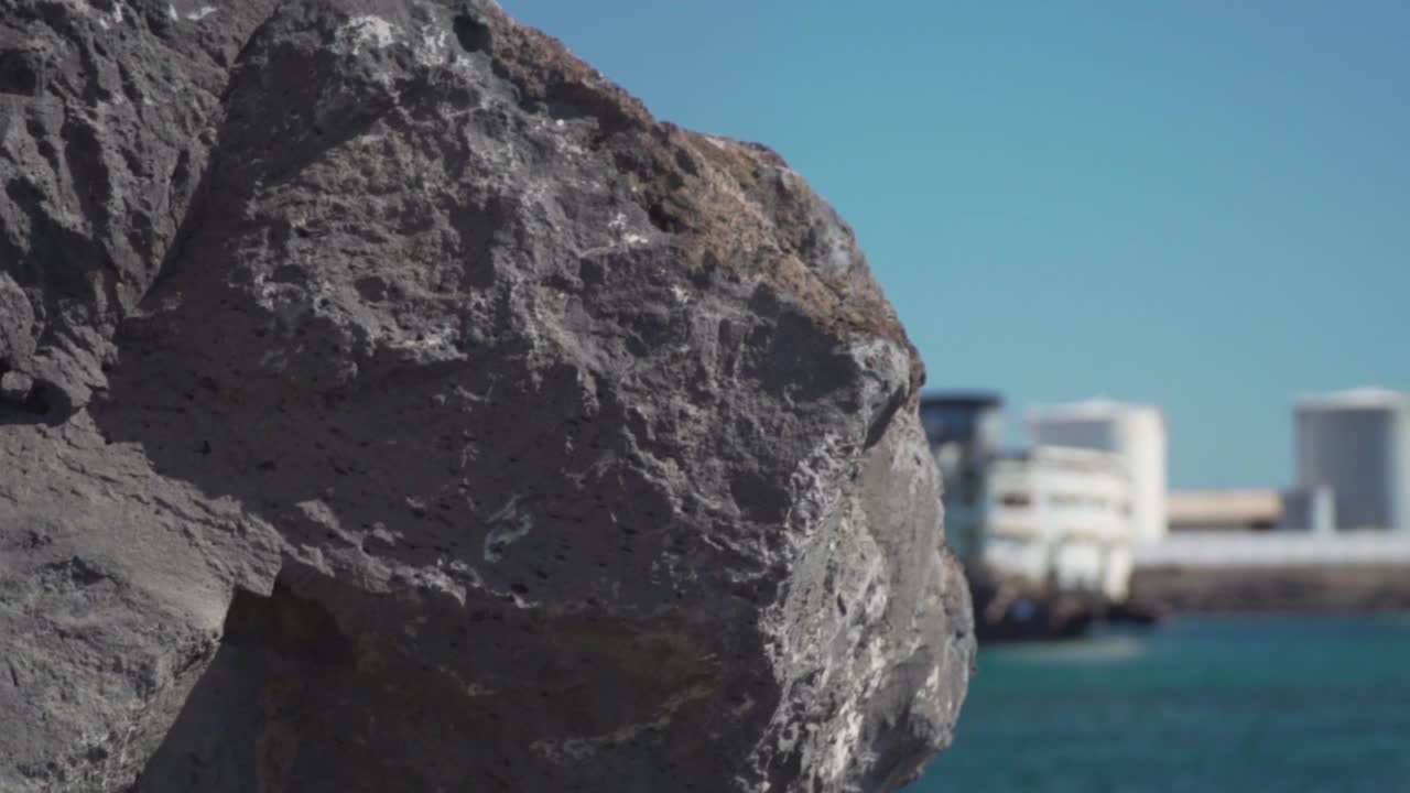 바위와 산업이 있는 항구에서 선박 붕괴