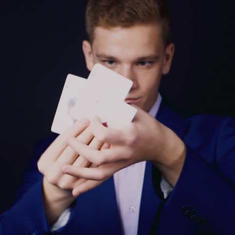 mago diestro hace trucos de cartas 1