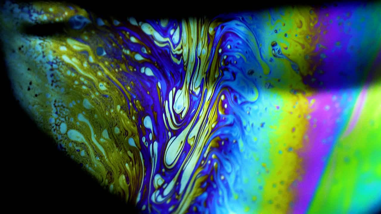 tomas estables de 4k de globos de jabón que muestran los colores del mundo macro a través de una perspectiva microscópica