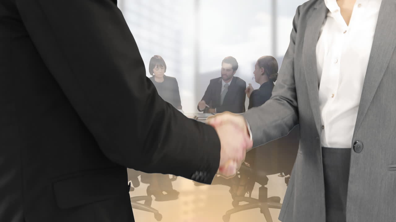 animación de un hombre de negocios y una mujer de negocios estrechando la mano a un grupo de hombres de negocios en la oficina