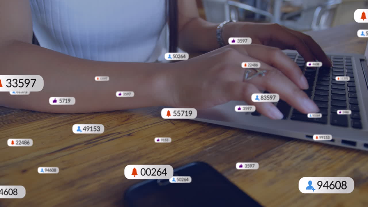 animación de iconos de las redes sociales contra la sección media de la mujer usando la computadora portátil en la oficina