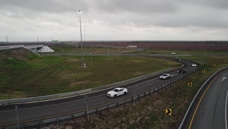 aéreo - autos en carretera, día nublado, reynosa, tamaulipas, méjico, levantamiento inverso
