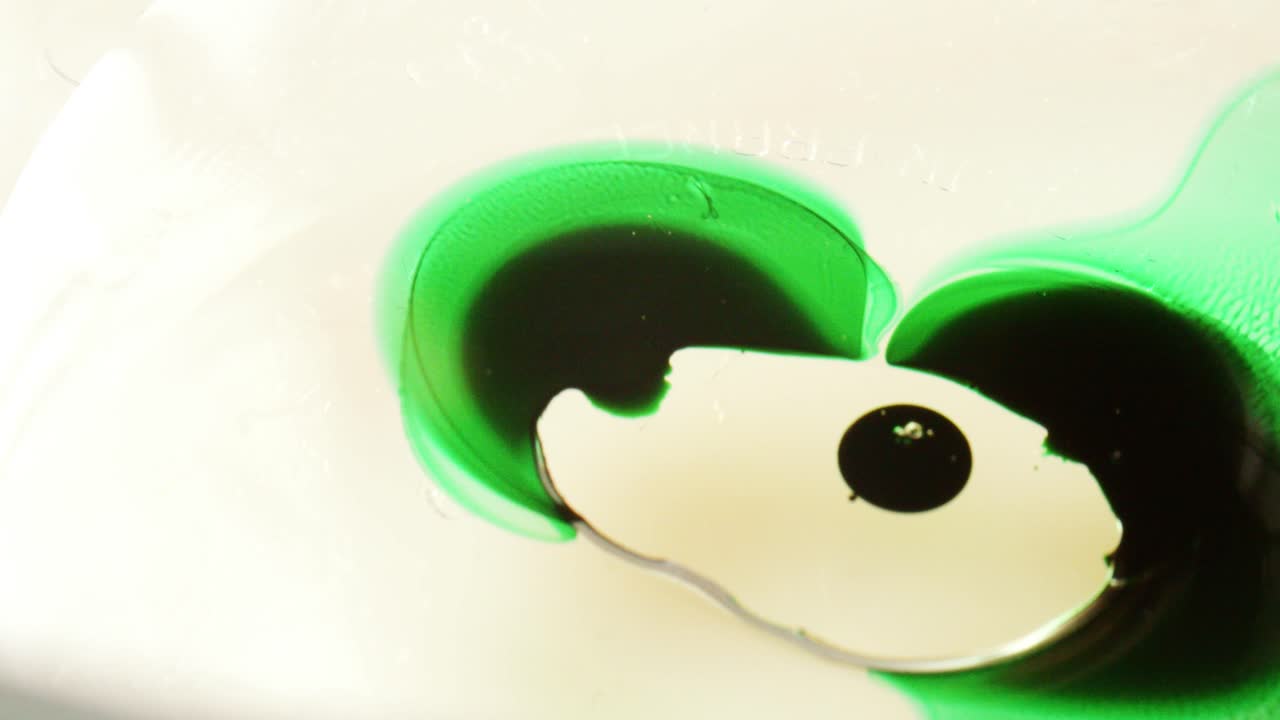 액체 예술의 창의적 가능성을 탐구하십시오. 우리의 실험적인 페인트 비디오로, 활기찬 색이 매혹적인 디스플레이로 살아납니다.