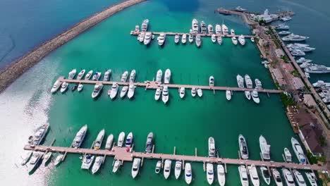 Vista-Aérea-De-Yates-De-Recreo-Amarrados-En-Marina-Casa-De-Campo,-República-Dominicana