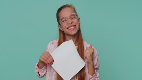 niña adolescente abre un sobre saca una carta, éxito en el examen de educación resultado de la prueba, invitación grandes noticias