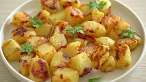 patatas asadas o asadas en plato blanco