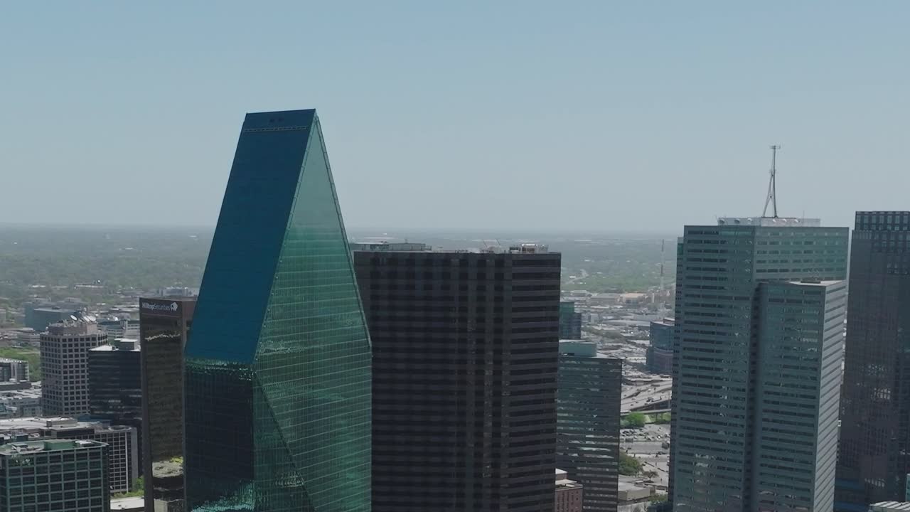 Vista aerea del centro di Dallas con alti edifici e paesaggio urbano