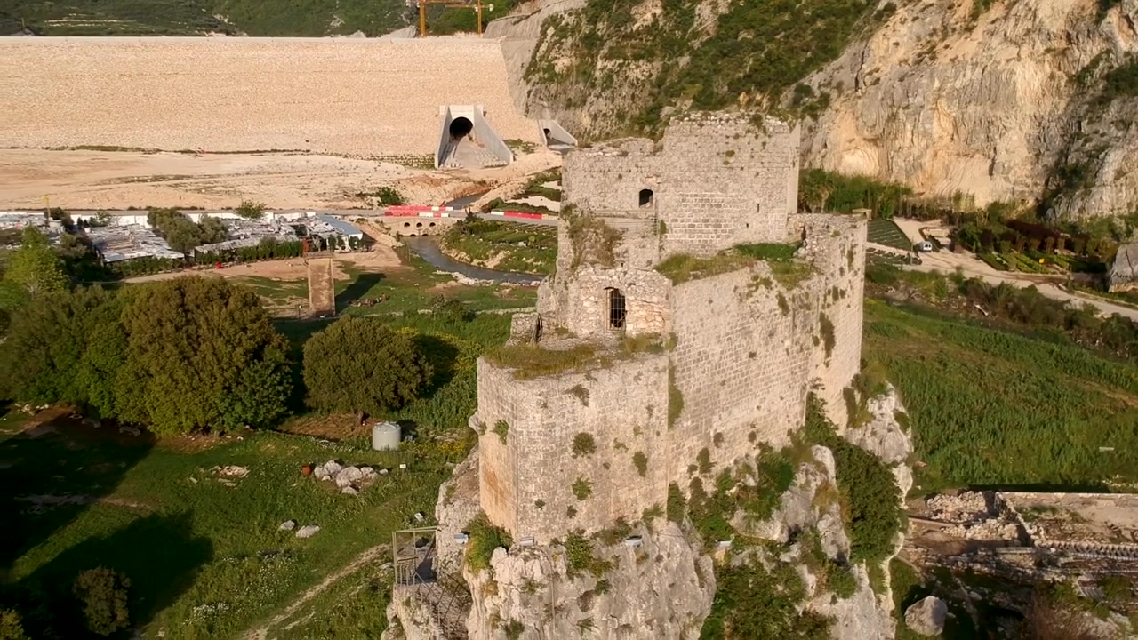 Ripresa orbitale con allontanamento del bellissimo Forte Romano di Mselha, Batroun, Libano, Medio Oriente