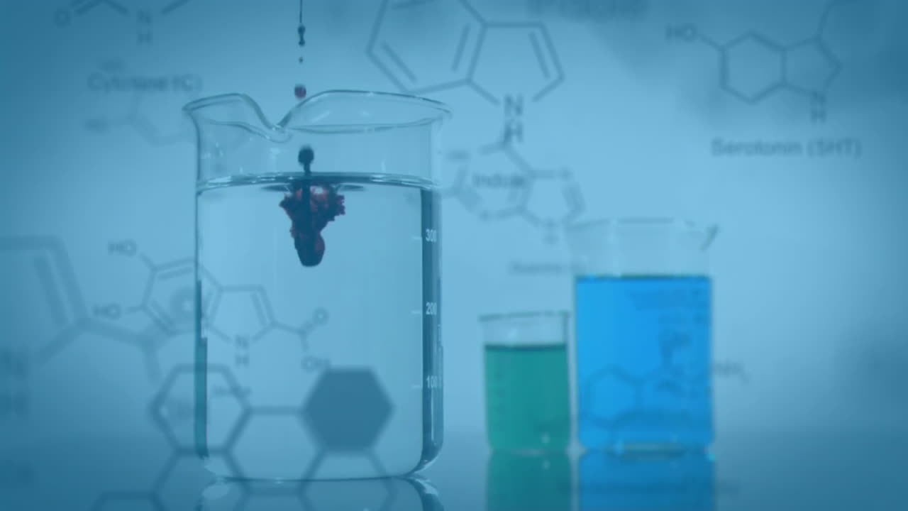 vasos de laboratorio con datos y fórmula estructural de compuestos químicos en primer plano