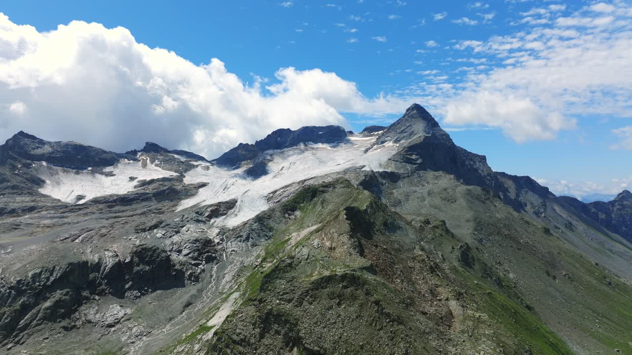 la increíble belleza de los picos de las montañas y los glaciares de valmalenco en la temporada de verano, valtellina en el norte de italia