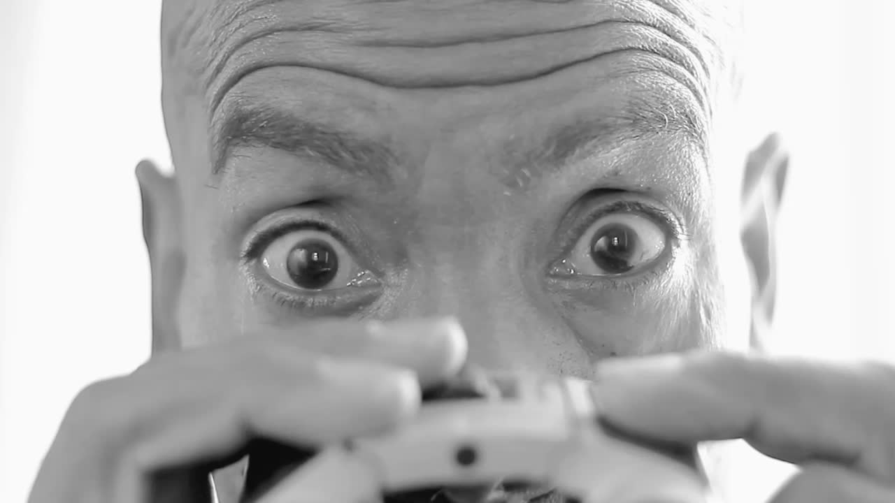 백색 배경으로 안경을 통해 보는 사람 스 비디오 스 영상