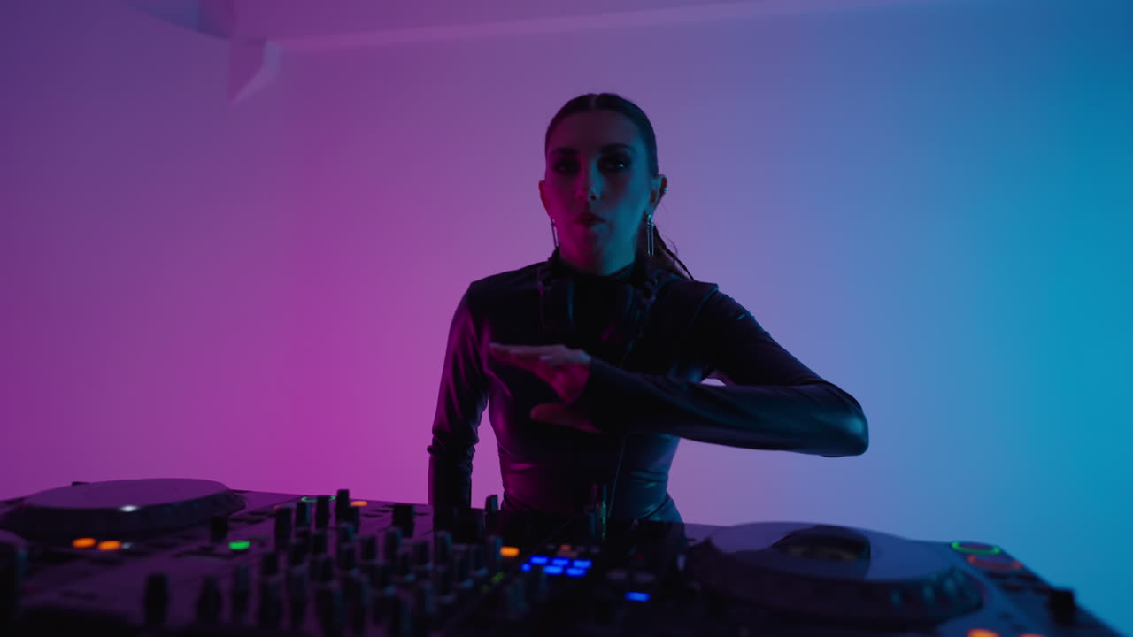 mujer dj actuando en un club nocturno