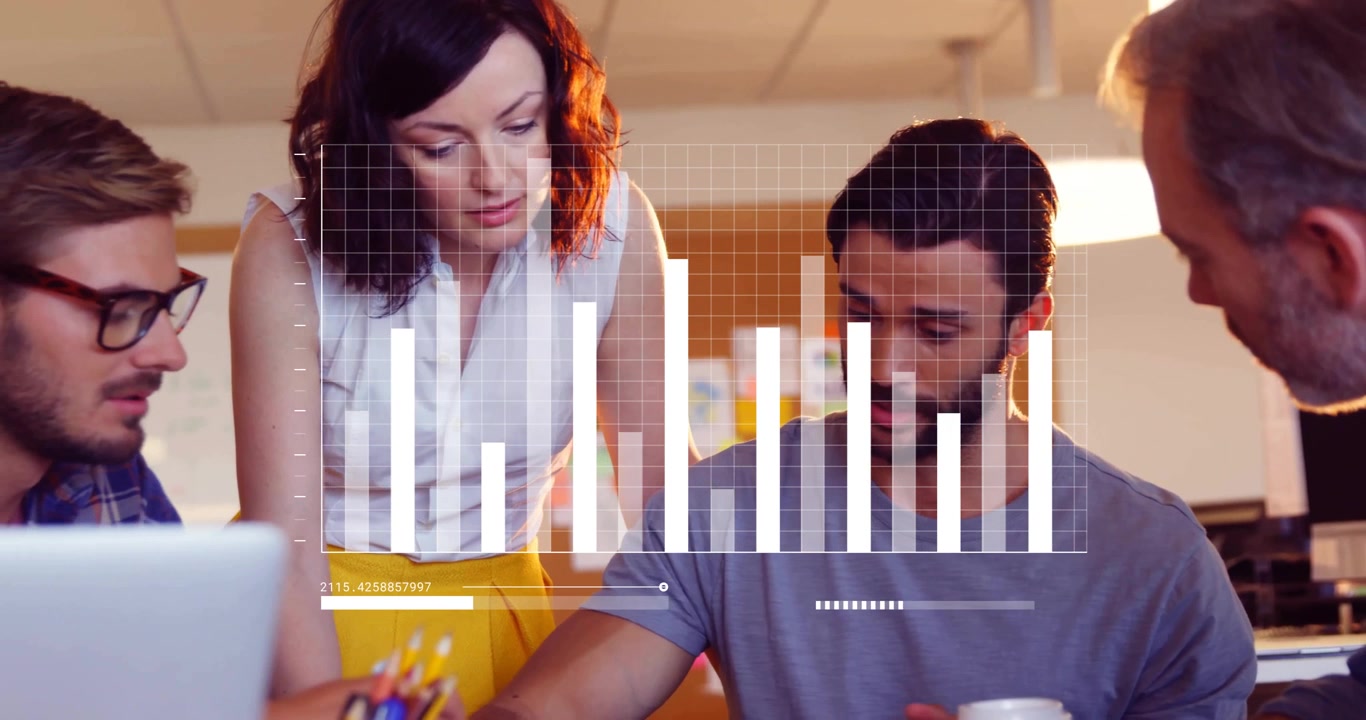 Equipo de negocios analizando datos con superposición de gráfico de barras digital.