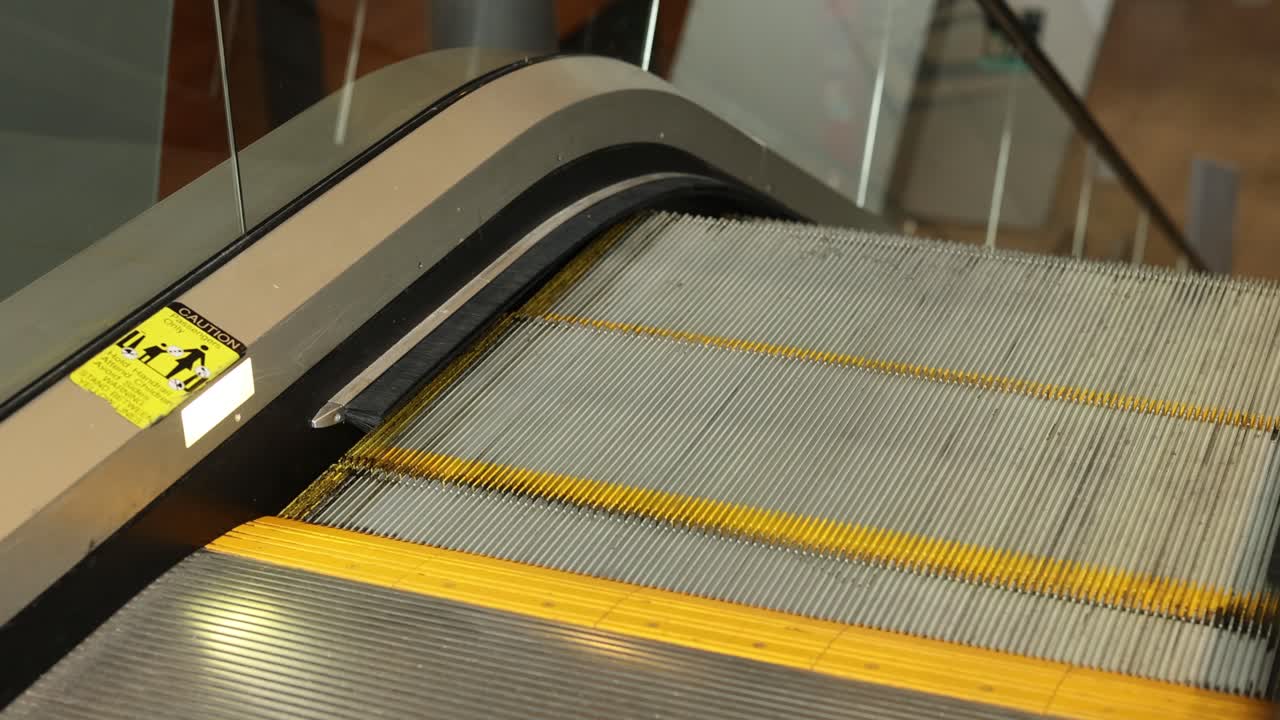 에스컬레이터 계단은 꾸준한 속도로 움직입니다.