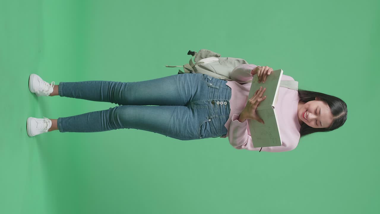 estudiante leyendo un libro