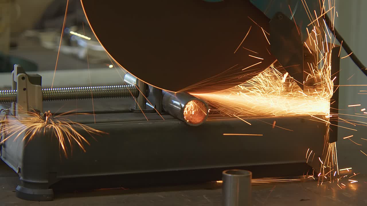 резка металлического прута на строительной площадке