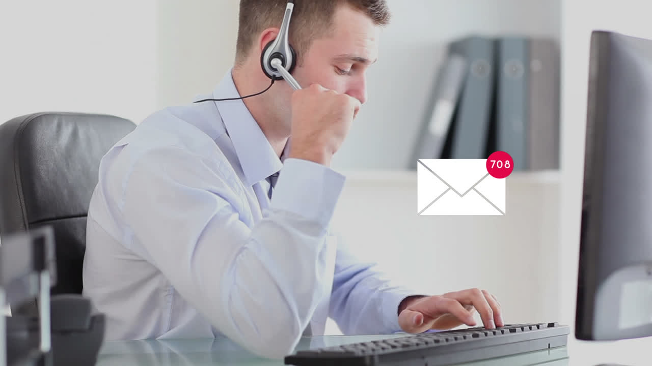 Animazione di icona di social media e numeri che cambiano su uomo d'affari che indossa un auricolare telefonico