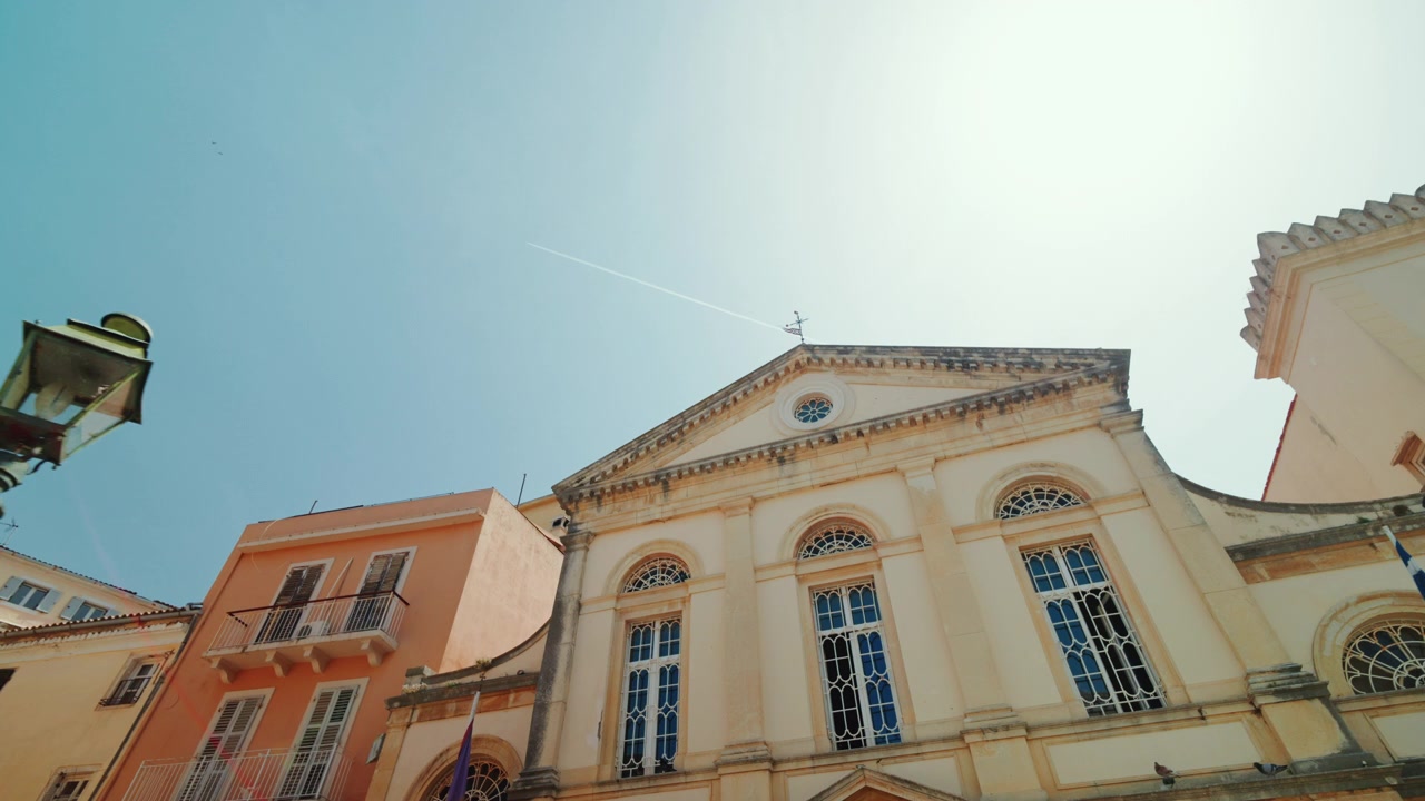 Primo piano dei bellissimi edifici antichi di Corfù, in Grecia. Edifici storici in stile veneziano