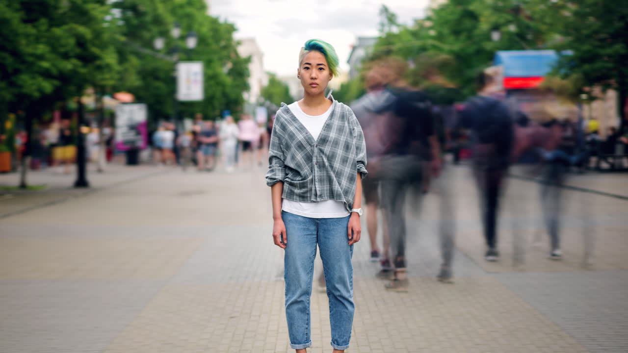 joven en una calle de la ciudad