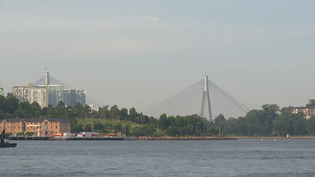 barcos en el puerto de sydney cerca del puente anzac, australia