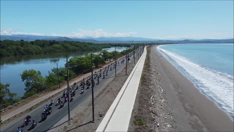 Motociclistas-Paseos-Por-El-Bosque-Montando-Viejas-Motos-Cafe-Racer,-Gratis-En-Moto,-Pasion-Por-Viajar,-Puntarenas