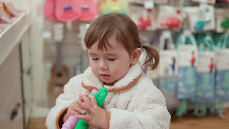 Linda-Niña-De-3-Años-Sorprendida-Con-Juguetes-De-Plástico-Croc-En-Un-Centro-Comercial