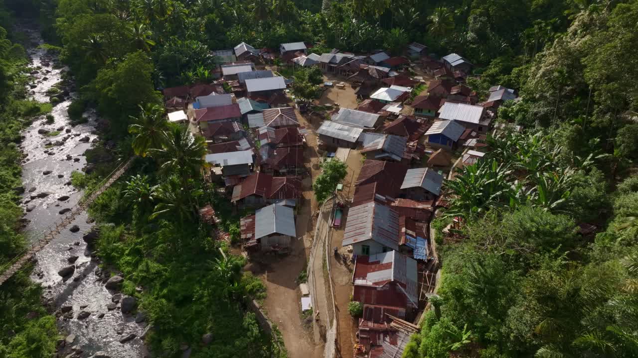 Dusun tropis di tepi sungai dan jembatan, Wologai, Flores, Indonesia