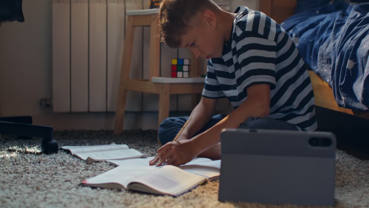 바닥에서 숙제를 하는 아이