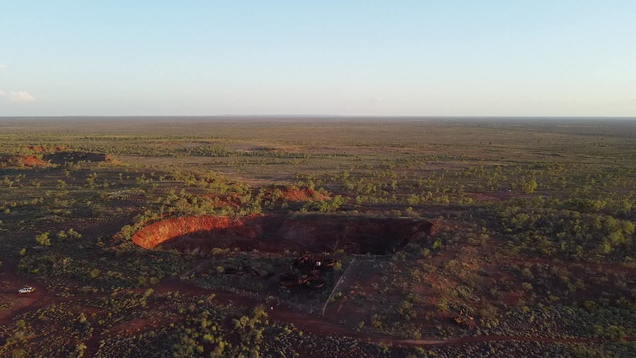 황량한 아웃백 풍경에 버려진 노천 광산의 높은 샷