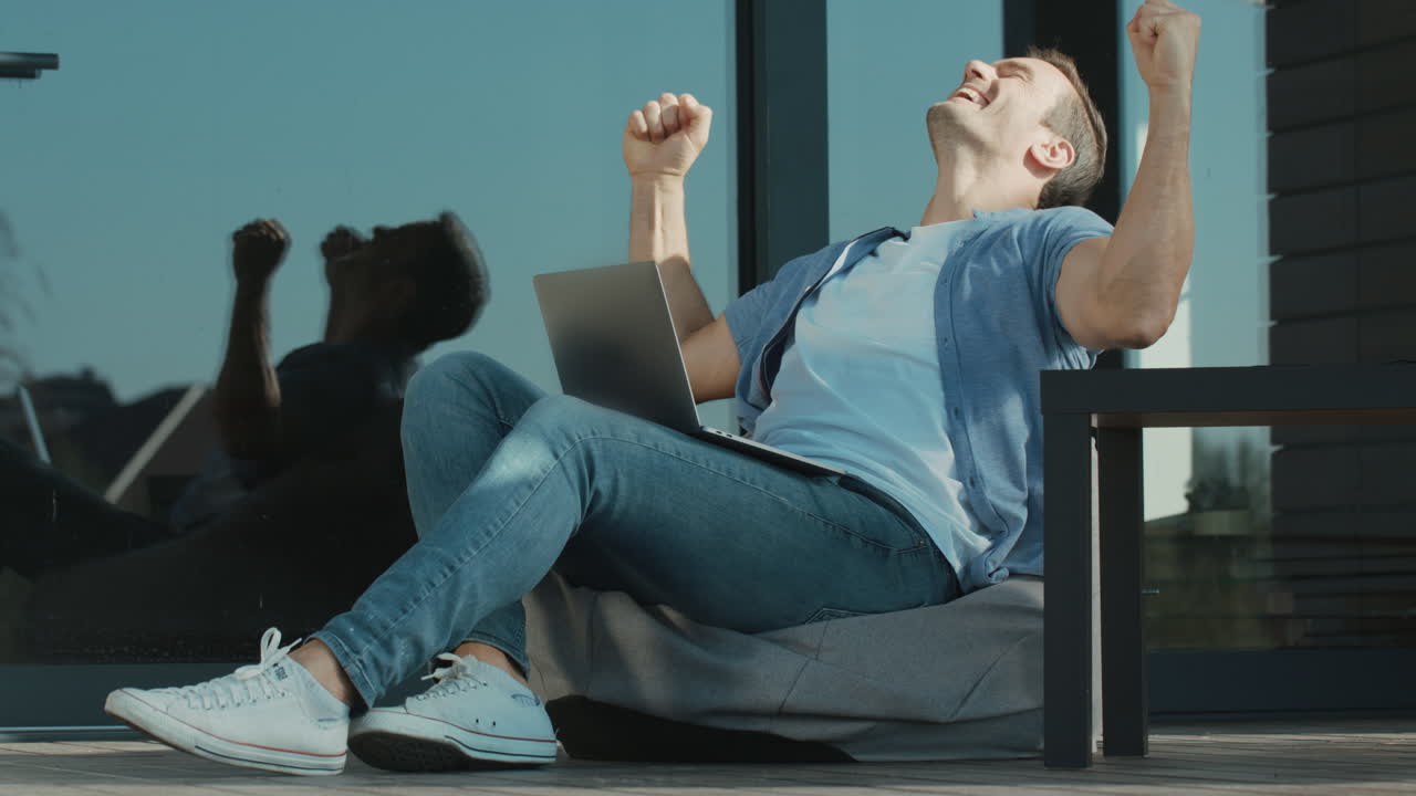 자신감 있는 사람이 사업 목표를 달성하고, 행복한 사람이 사업 승리를 축하합니다.