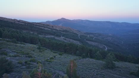 Avanzando-Vista-Aérea-Por-Drones-Del-Paisaje-Montañoso-En-El-Norte-De-Madrid,-España