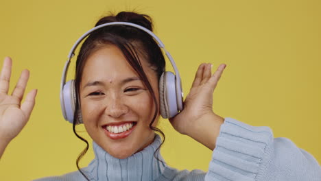 Auriculares,-Mujer-Asiática-Y-Estudio-Con-Un-Joven