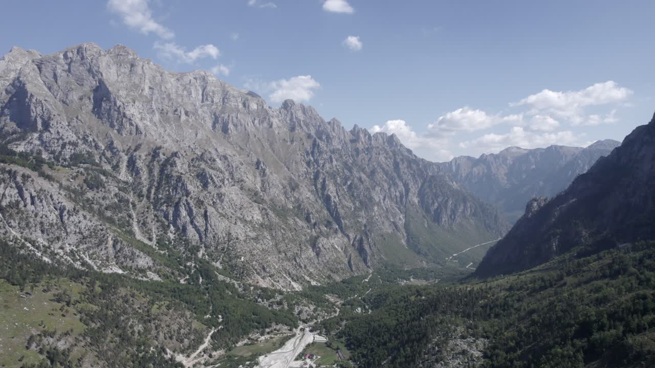 video de drone frontal avanzando entre las montañas en la carretera azem hajdari en el valle de valbona y el río rrogam i shale